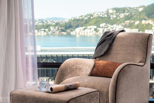 Deluxe Double Room, 2 Double Beds, Harbour View | Living area