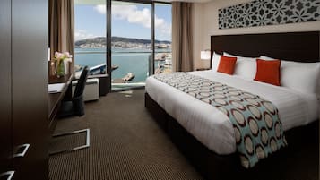 Phòng Deluxe, 1 giường cỡ king, quang cảnh cảng | Minibar, két bảo mật tại phòng, bàn, màn/rèm cản sáng