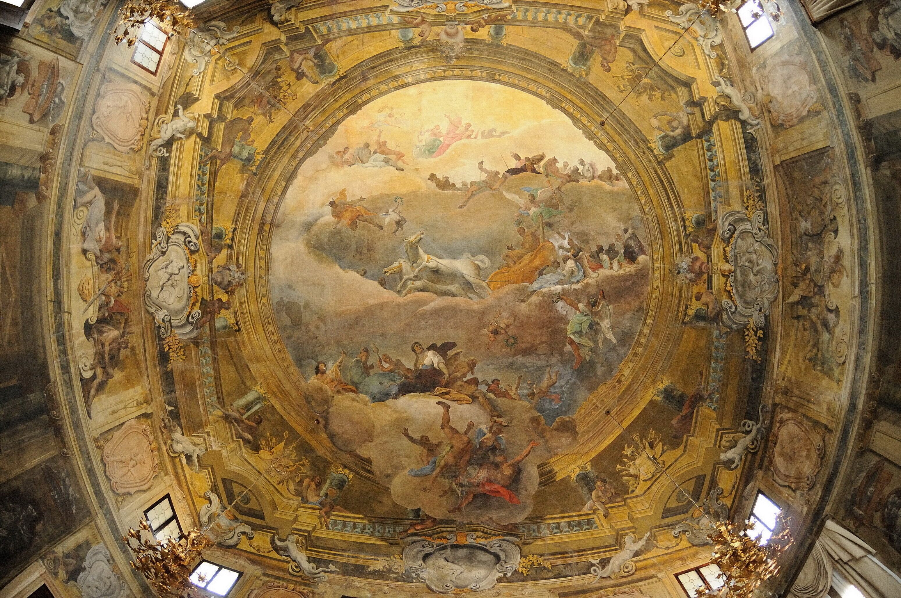 Eine prächtige, aufwendig verzierte Decke mit kunstvollen Fresken und Goldverzierungen.