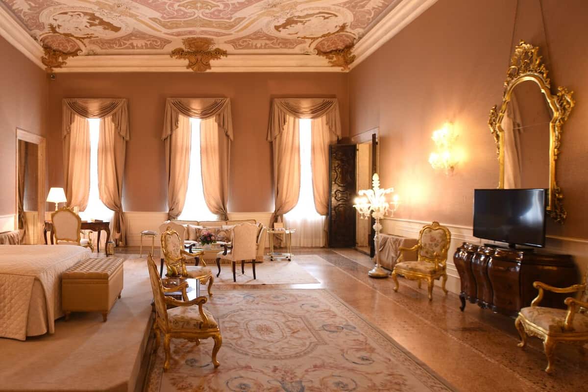 ملاءات للفراش لا تسبب الحساسية وميني بار وخزنة داخل الغرفة ومكتب