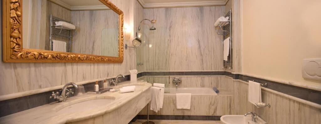 historical suite | bathroom | combined shower/bathtub, free toiletries, hair dryer, bathrobes