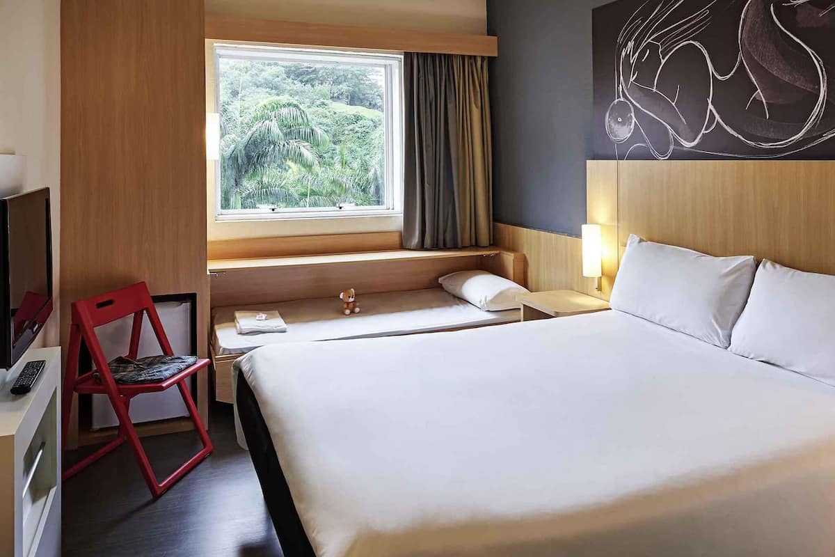 Quarto, várias camas | Frigobar, cofres nos quartos, escrivaninha, quartos à prova de som