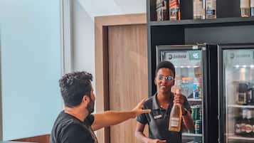 Quarto standard, 1 cama de casal | Frigobar, cofres nos quartos, escrivaninha, quartos à prova de som