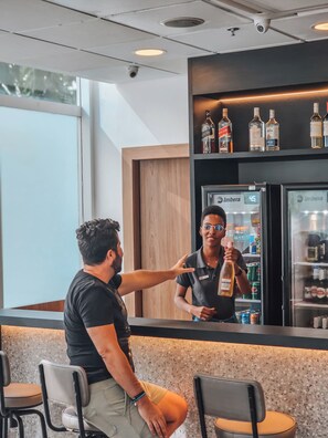 Minibar, caja de seguridad en la habitación y escritorio 
