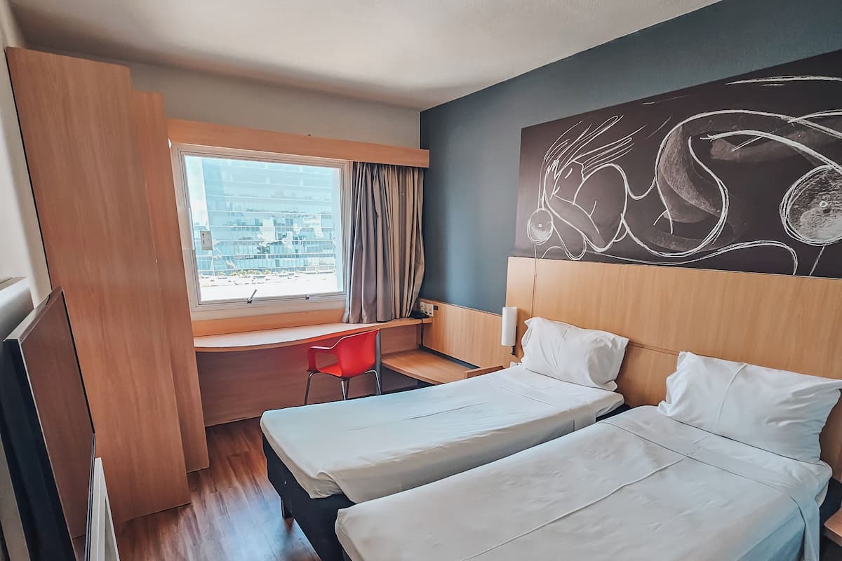 标准双床房, 2 张单人床 | 迷你吧、客房内保险箱、办公桌、隔音