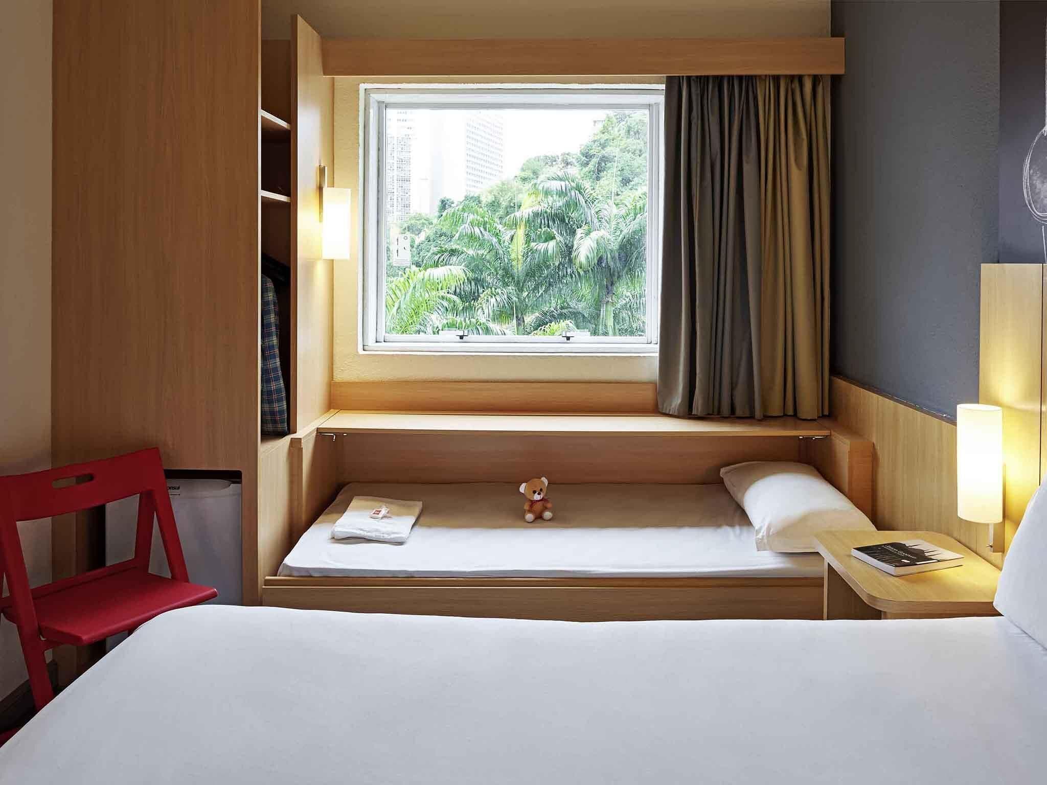 Room, Berbilang Katil | Bar mini, peti besi dalam bilik, meja, kalis bunyi 