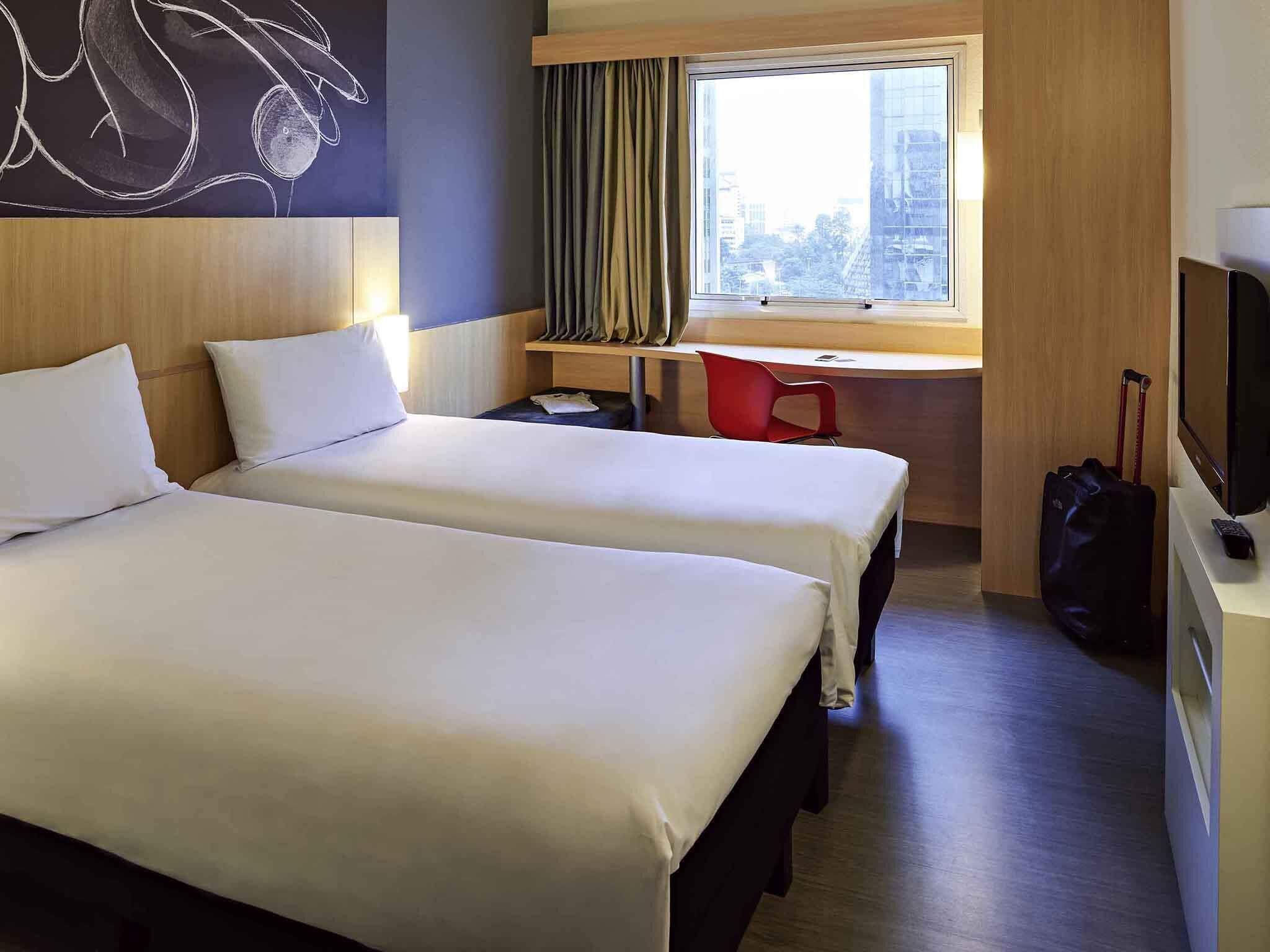 Standard Twin Room, 2 Twin Beds | Minibar, in-room safe, desk, soundproofing