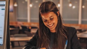 A person at a reception desk in a hotel lobby, writing on a paper. - ibis Rio de Janeiro Centro (Rio de Janeiro)