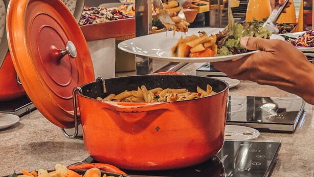 A buffet setup with various food items, including pasta, salads, and a hot pot. - ibis Rio de Janeiro Centro (Rio de Janeiro)