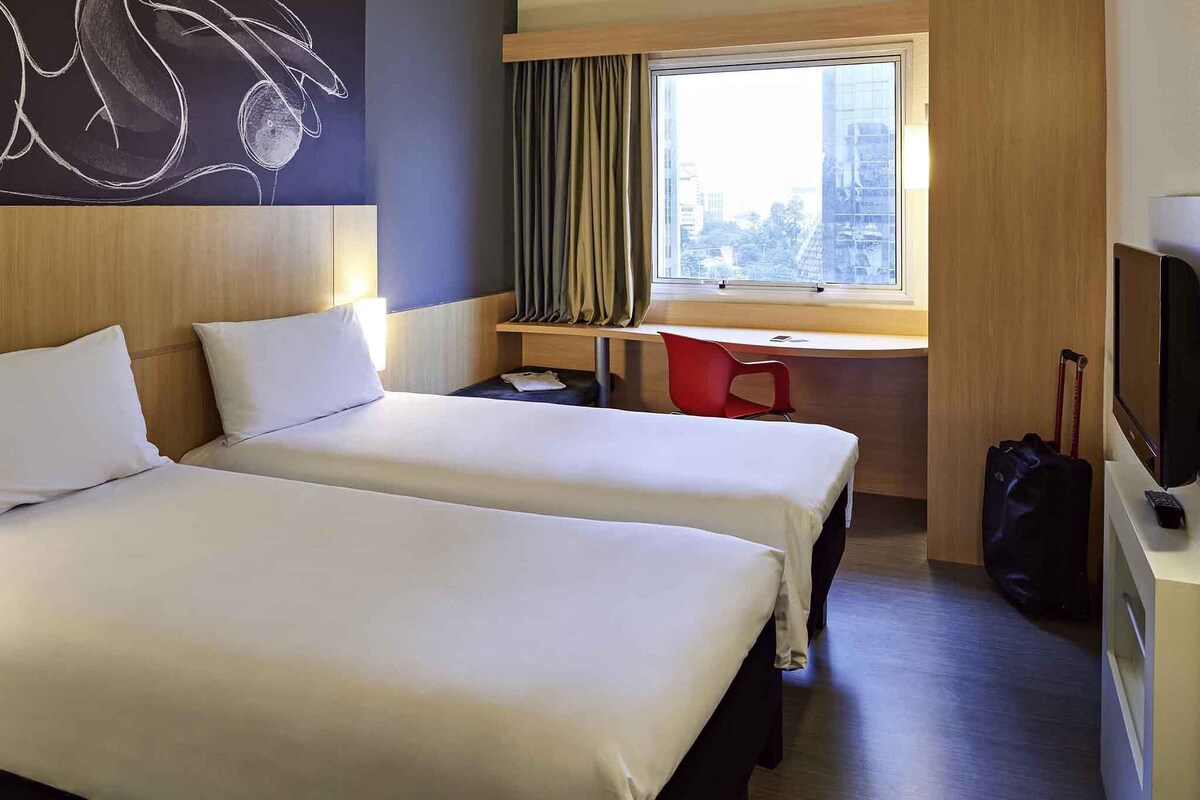 Standard Twin Room, 2 Twin Beds | Minibar, in-room safe, desk, soundproofing