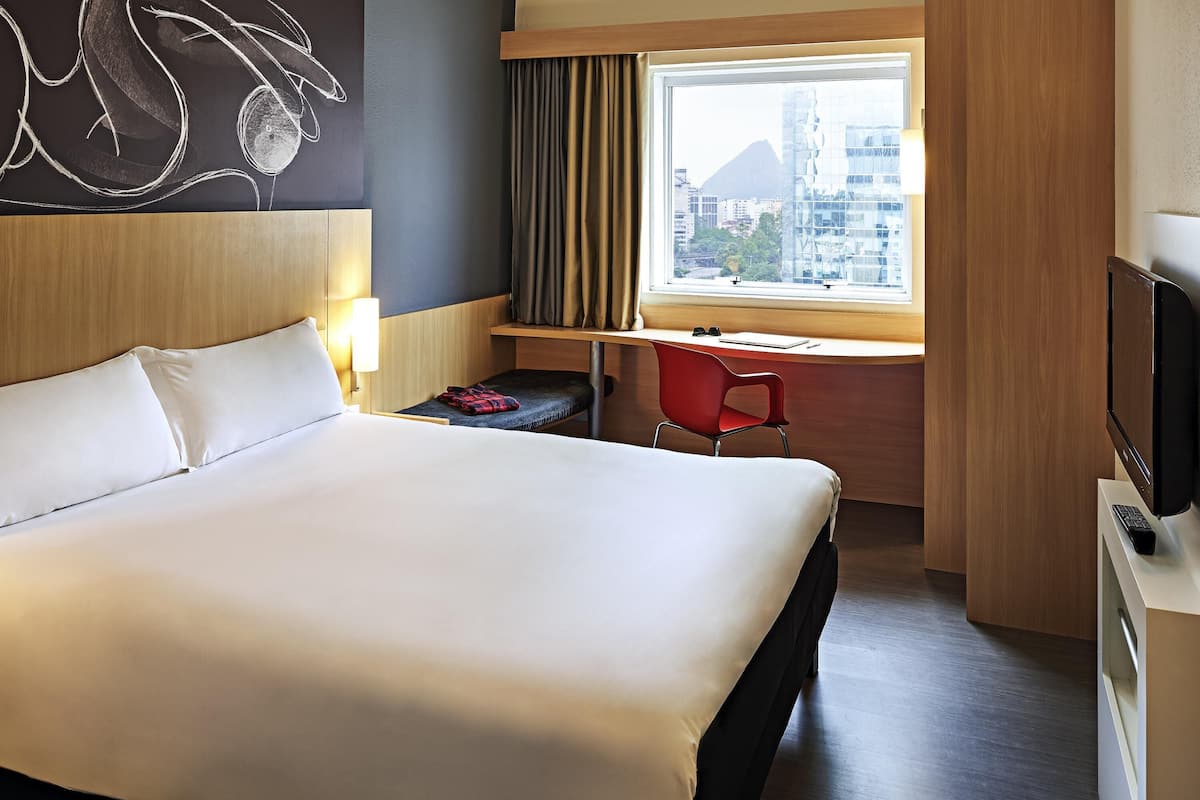 Standard Room, 1 Double Bed | Minibar, in-room safe, desk, soundproofing