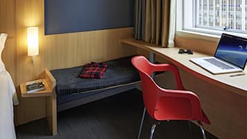 ميني بار وخزنة داخل الغرفة ومكتب وتجهيزات عازلة للصوت