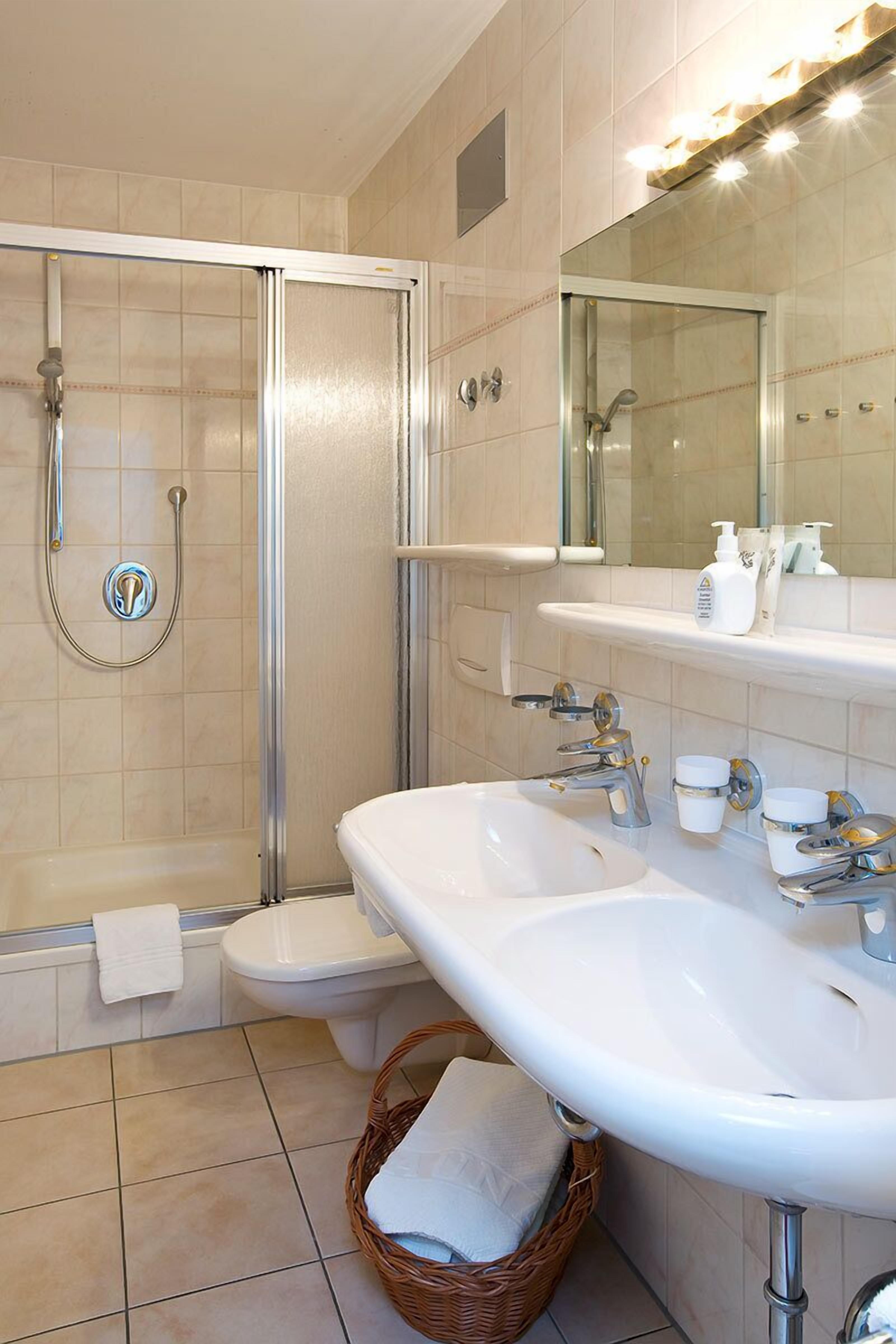 family apartment, 2 bedrooms | bathroom | deep-soaking bathtub, free toiletries, hair dryer, dressing gowns