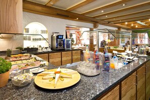Free daily buffet breakfast  - Ringhotel Nebelhornblick (Oberstdorf)