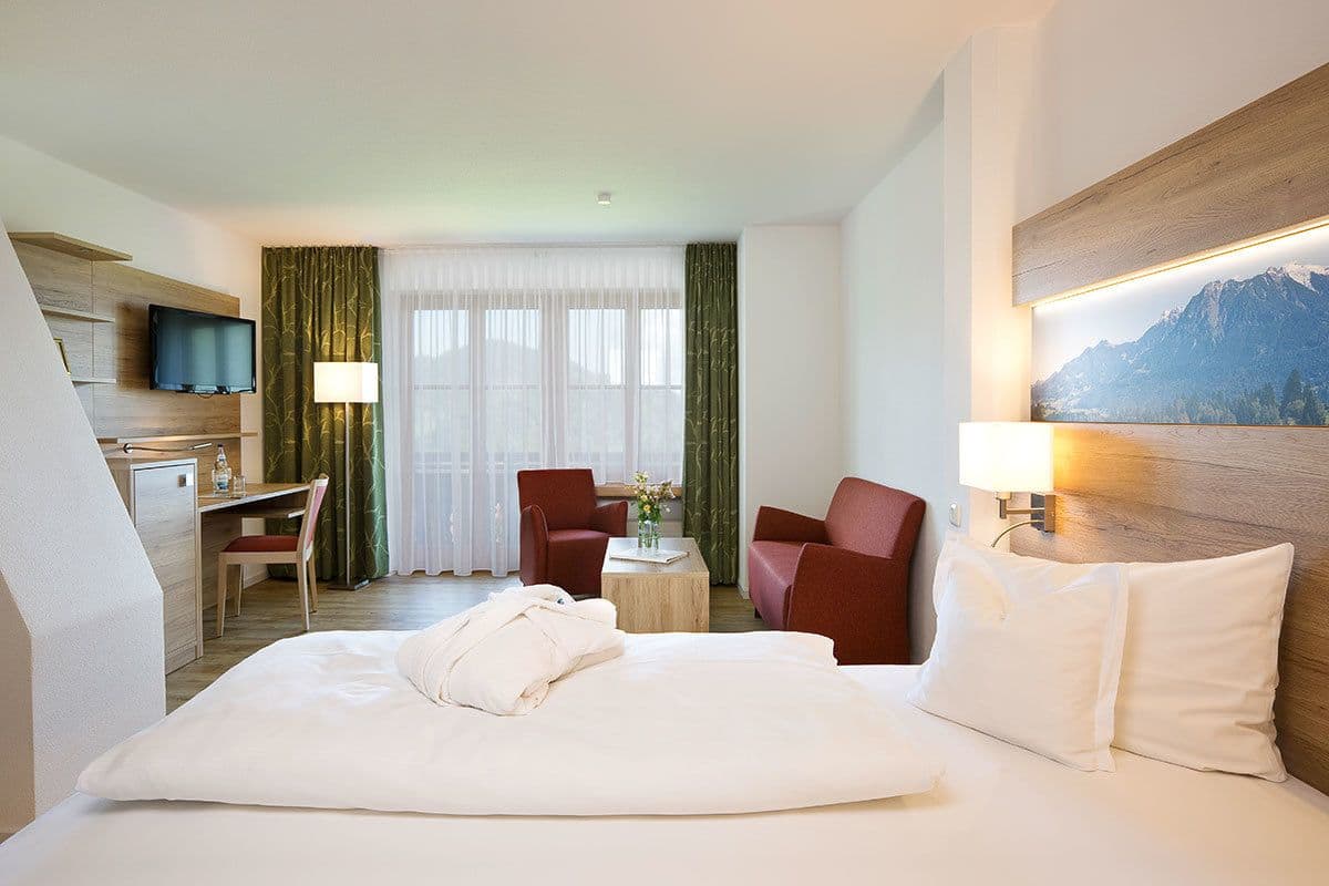 Hypo-allergenic bedding, down duvets, in-room safe, desk