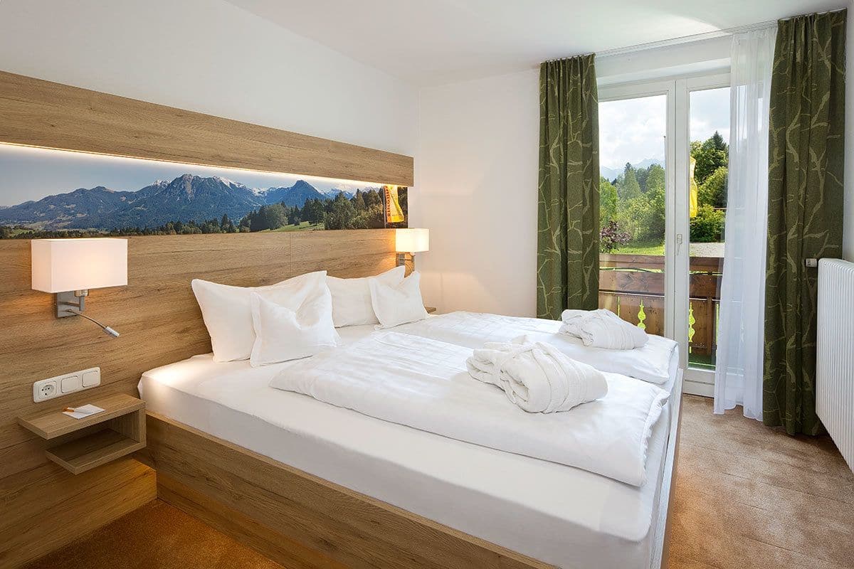 Hypo-allergenic bedding, down duvets, in-room safe, desk