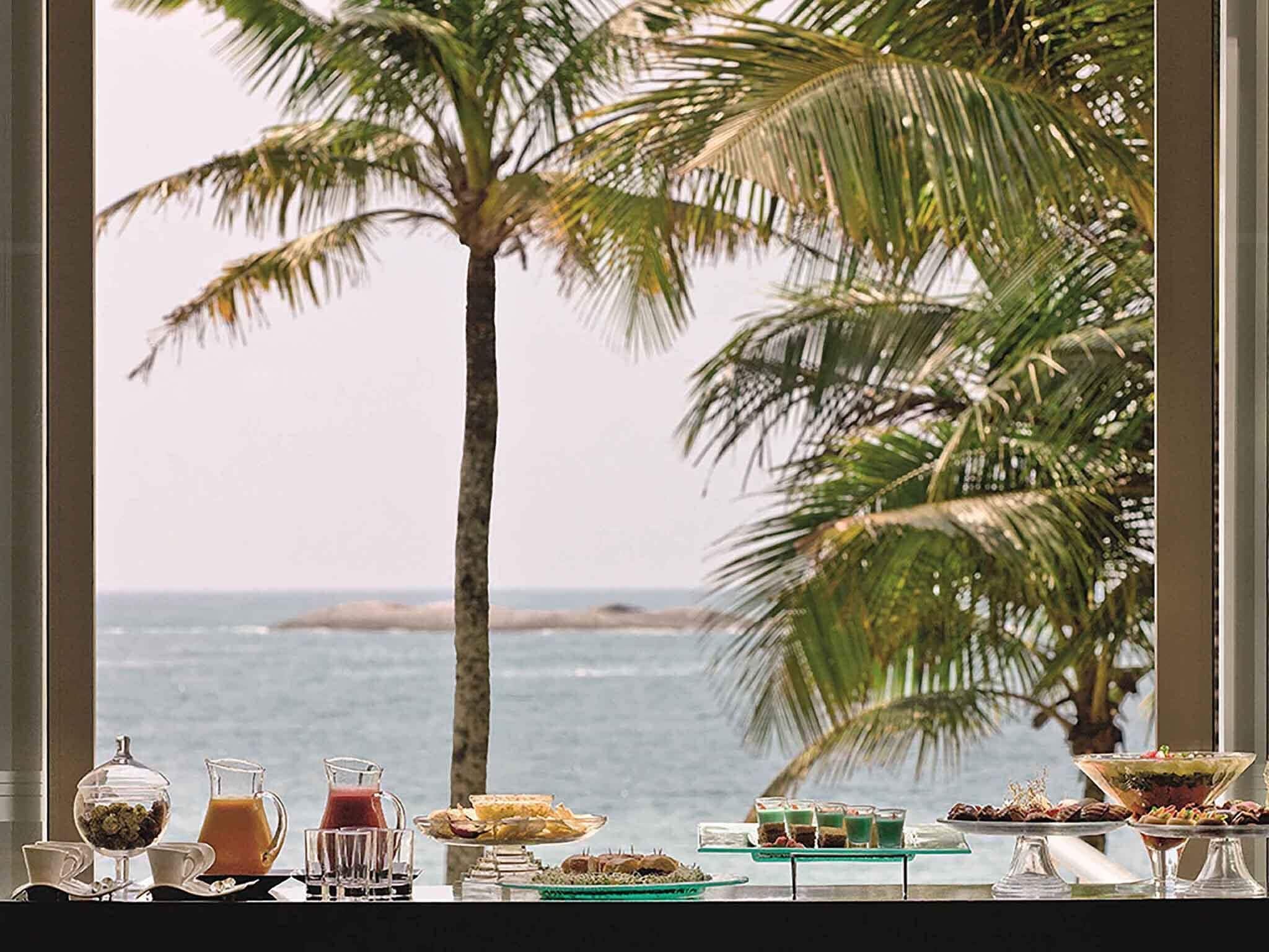 3 か所のレストラン、朝食、ランチ、ディナーに営業 (多国籍料理)