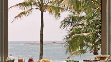 3 restaurantes; se sirve desayuno, almuerzo y cena; cocina internacional