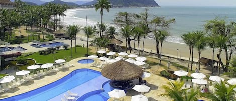 3 piscines extérieures, parasols, chaises longues