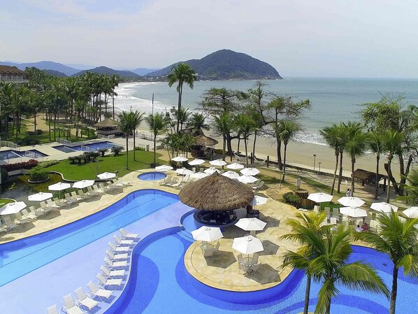 3 piscinas externas, guarda-sóis, espreguiçadeiras