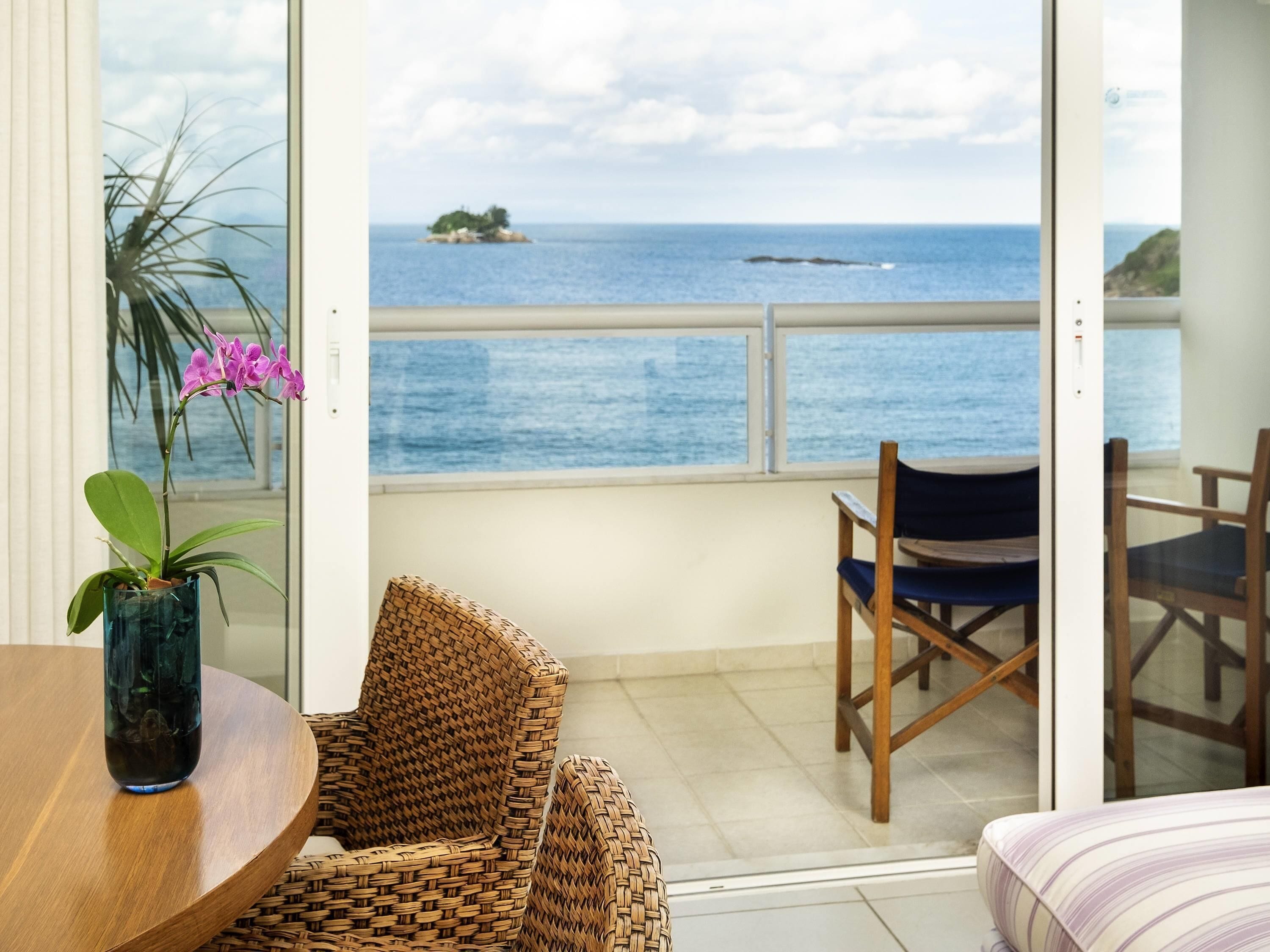 Egyptian cotton sheets, premium bedding, down comforters, pillowtop beds