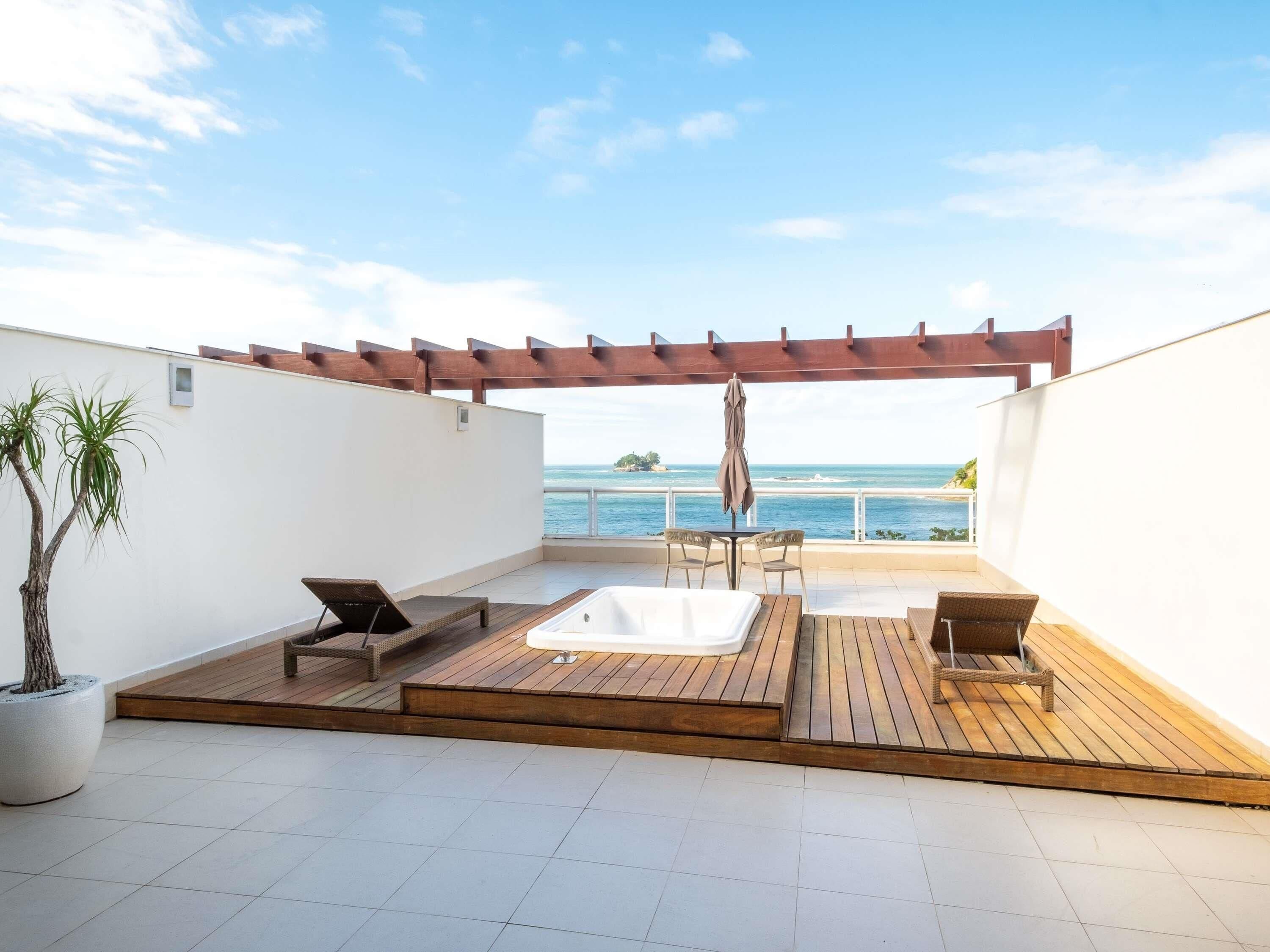 スイート キングベッド 1 台 スパ浴槽 シービュー | エジプト綿のシーツ、高級寝具、羽毛の掛け布団、ピロートップベッド