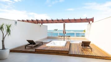 Suíte Mar, 1 cama King, terraço com banheira de imersão externa, vista para o mar | 1 quarto, roupas de cama de algodão egípcio, roupas de cama premium