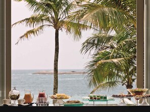 3 restaurants, breakfast, lunch, dinner served; international cuisine