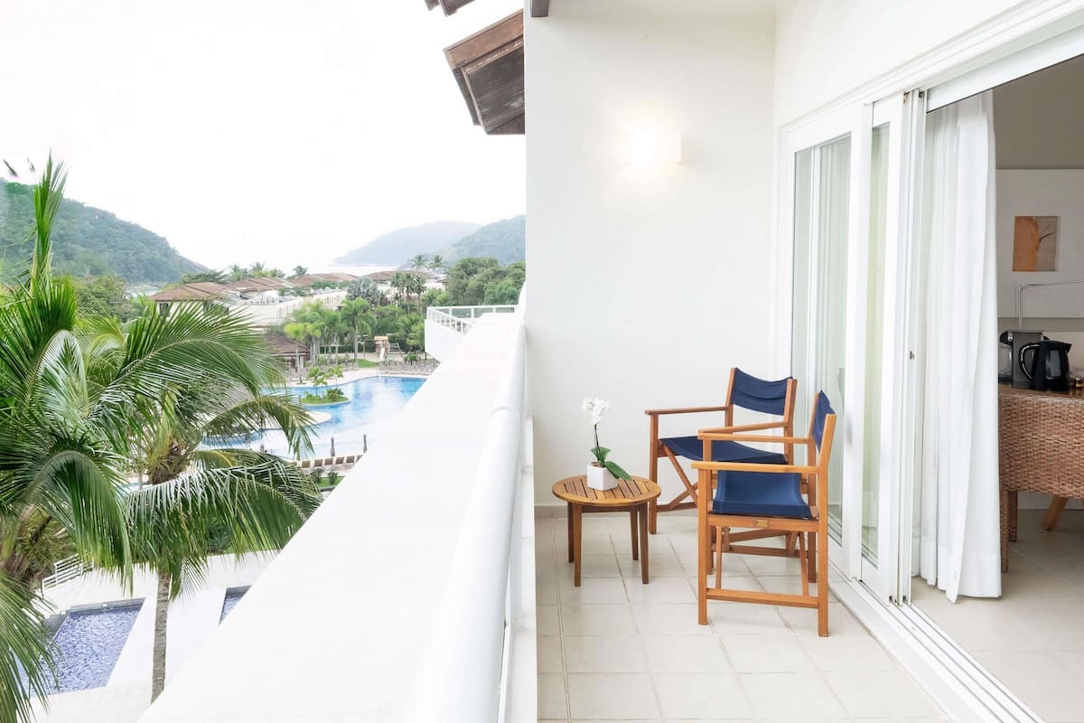 Suite luxueuse, 1 grand lit, balcon, vue sur la mer | Draps en coton égyptien, literie de qualité, couette en duvet