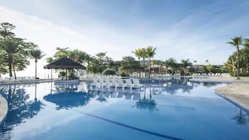 3 piscinas al aire libre, sombrillas, sillones reclinables de piscina