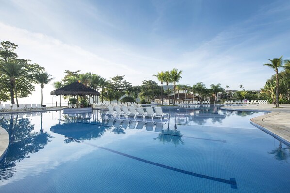 3 piscinas al aire libre, sombrillas, sillones reclinables de piscina