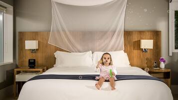1 bedroom, Egyptian cotton sheets, premium bedding, down comforters