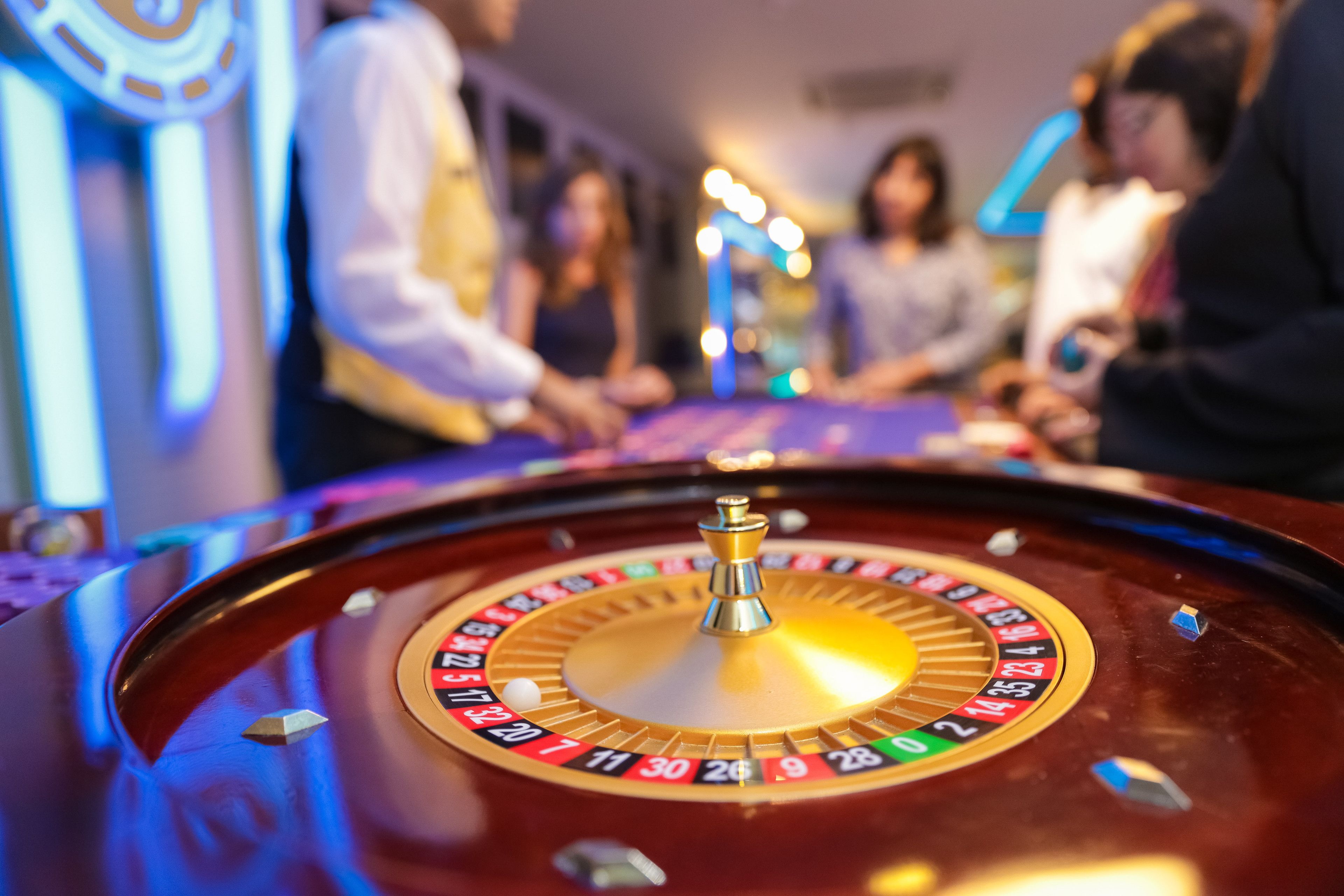 Una ruleta con un primer plano del centro y los números.