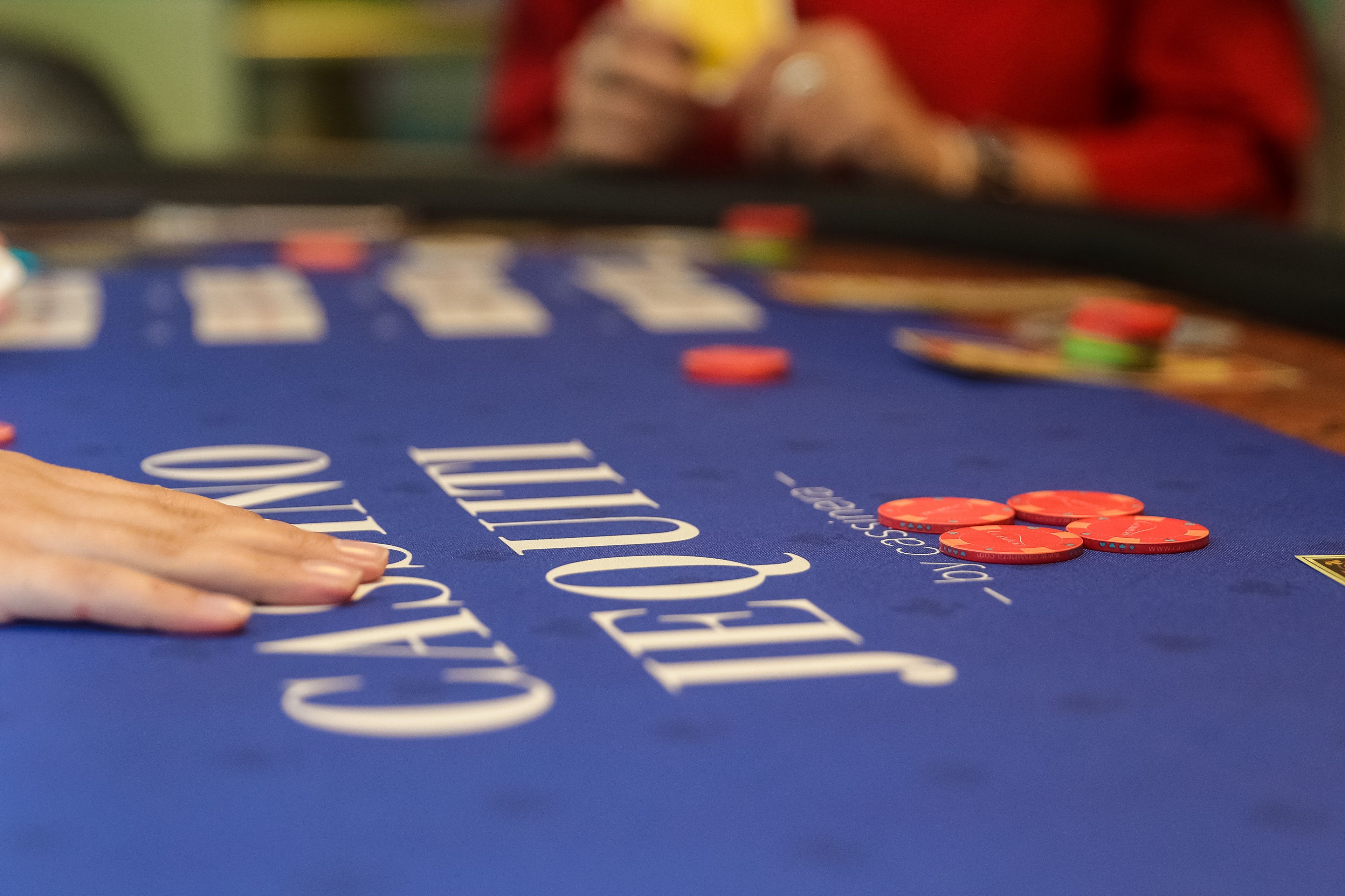 Una mesa de casino azul con las palabras 'CASINO' y 'JEQUIETTE' a la vista.