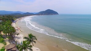 On the beach, waterskiing, windsurfing, beach volleyball - Hotel Jequitimar Guarujá Resort & Spa by Accor (ex Sofitel) (Guarujá)