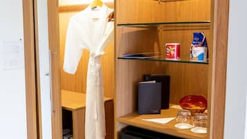 1 bedroom, Egyptian cotton sheets, premium bedding, down duvets