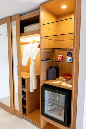 1 bedroom, Egyptian cotton sheets, premium bedding, down duvets