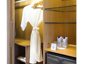 Habitació Deluxe, 2 llits individuals, balcó (Seafront, Central, free Wifi) | 1 dormitori, llençols de cotó egipci i roba de llit d'alta qualitat