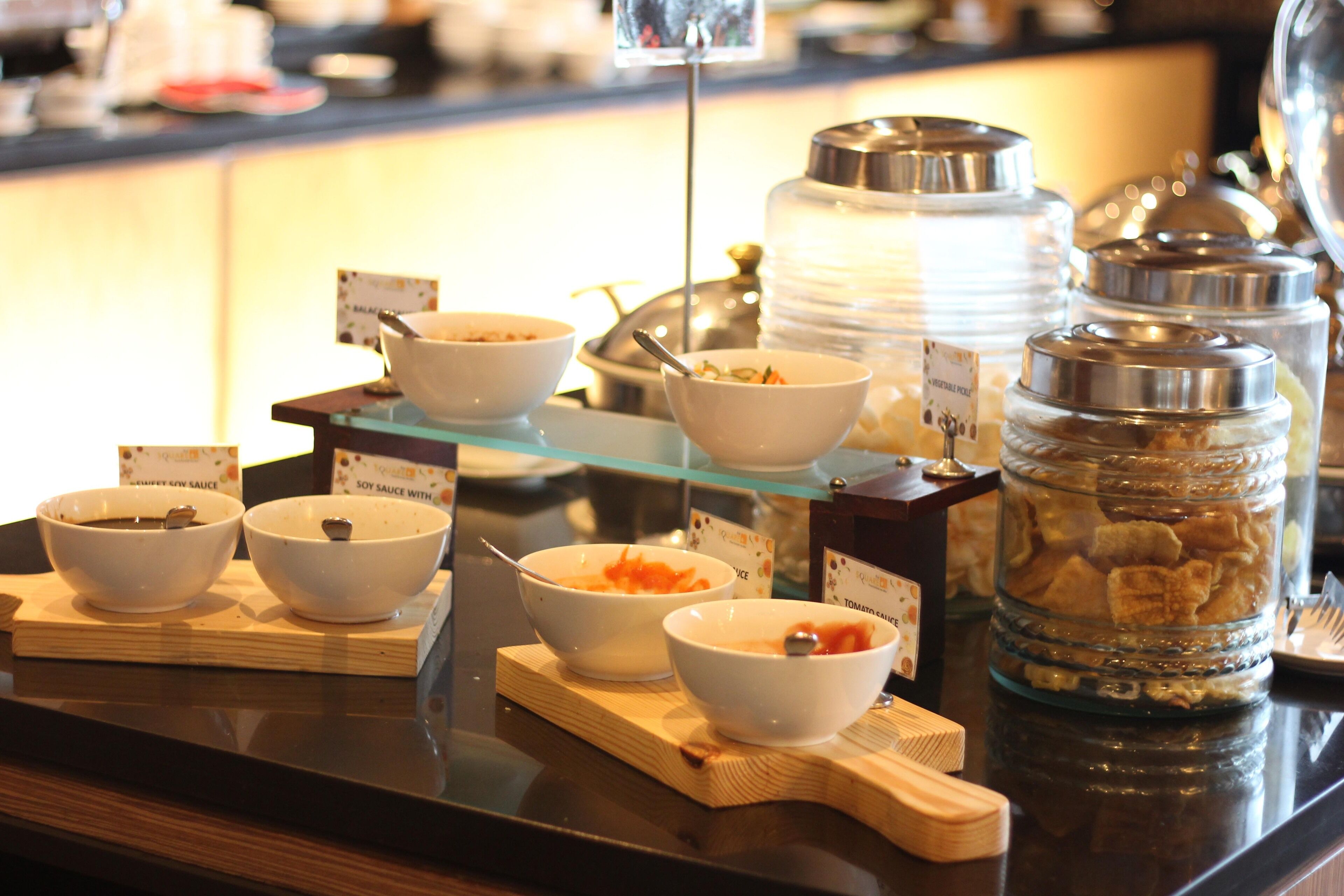 Een buffetopstelling met diverse kommen vol eten en toevoegingen.