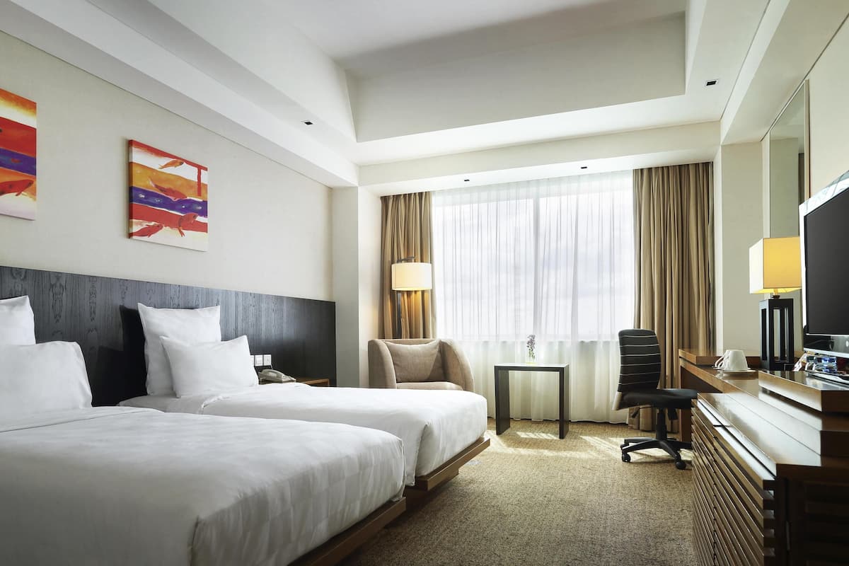 Habitación Deluxe, 1 cama King size | Caja de seguridad en la habitación, escritorio y cunas gratuitas