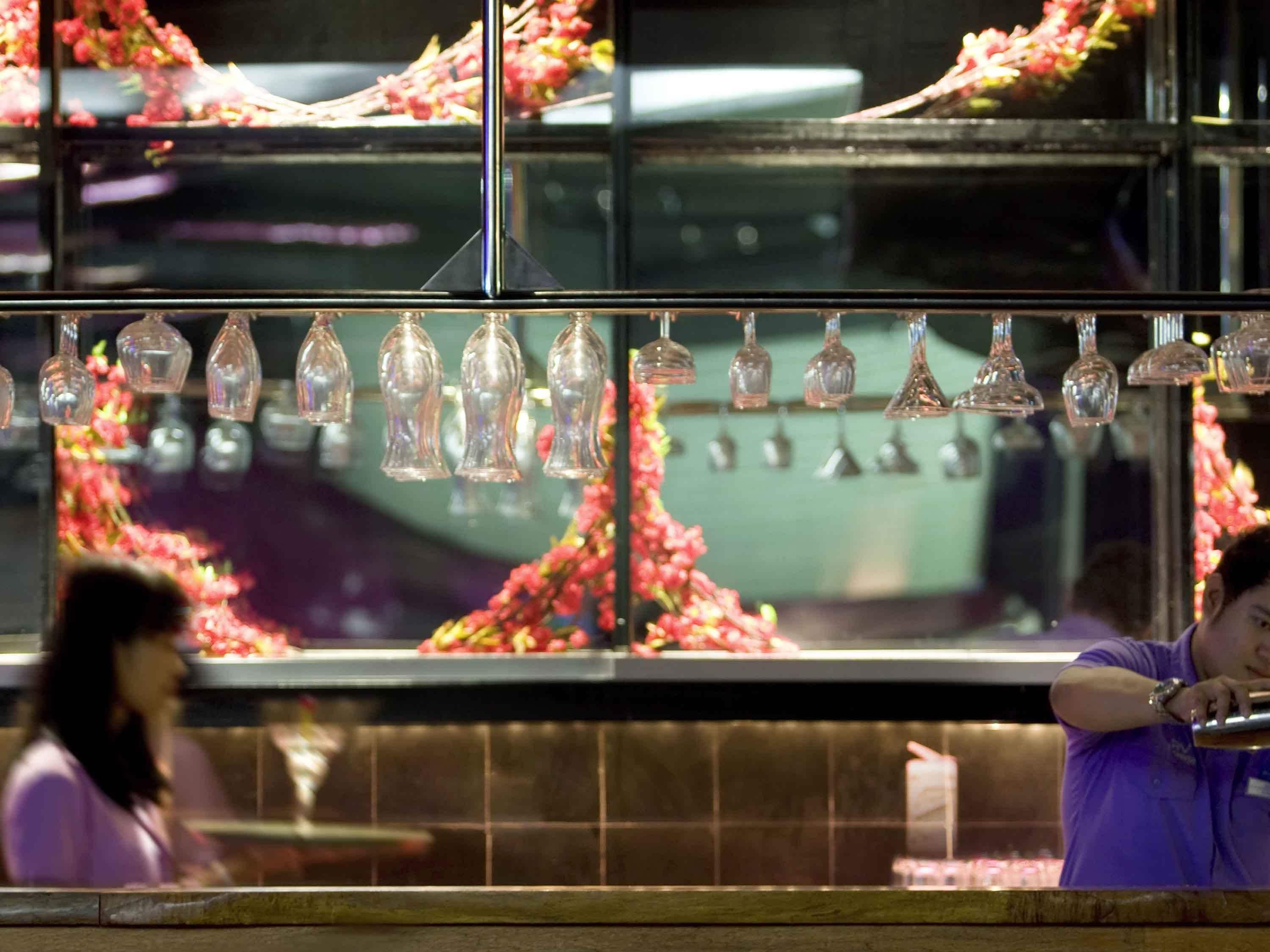 Bar (trong khuôn viên)