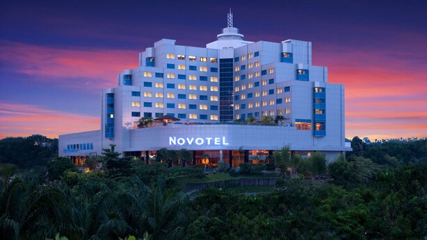 Ein Hotel im modernen Stil mit mehreren Etagen und einem gut sichtbaren 'Novotel'-Schild.