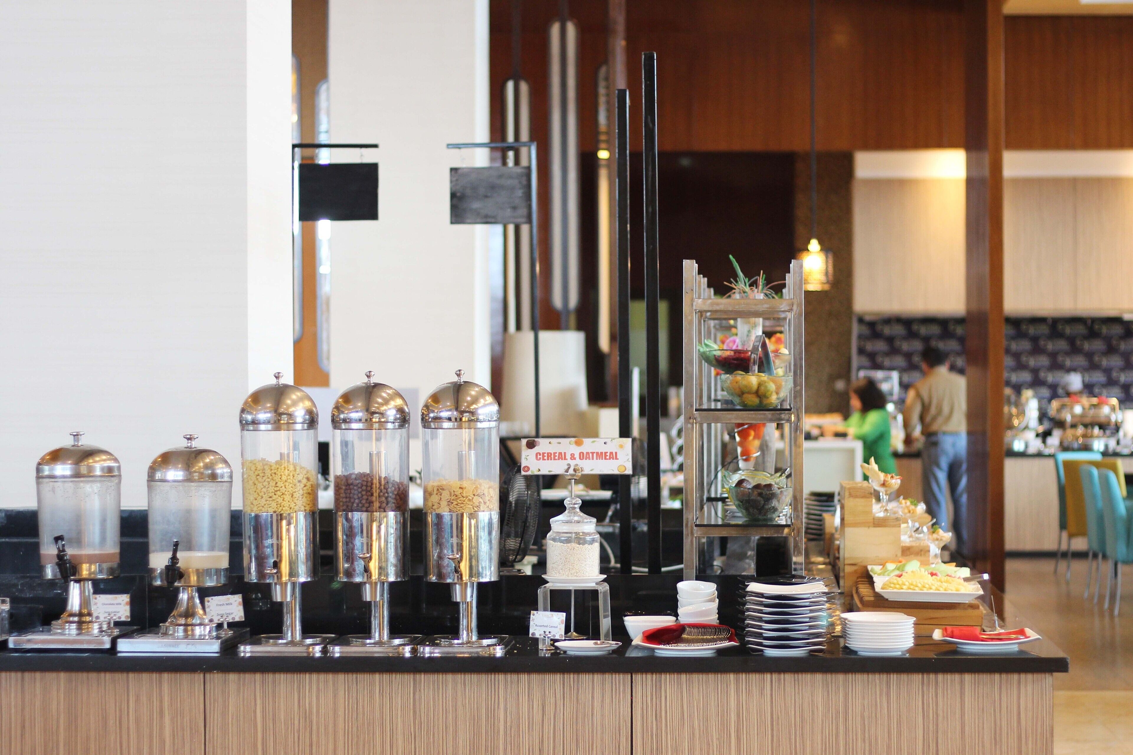 Een buffet met diverse gerechten en toevoegingen.