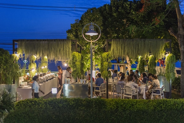 2 restaurants, dinner served, seafood