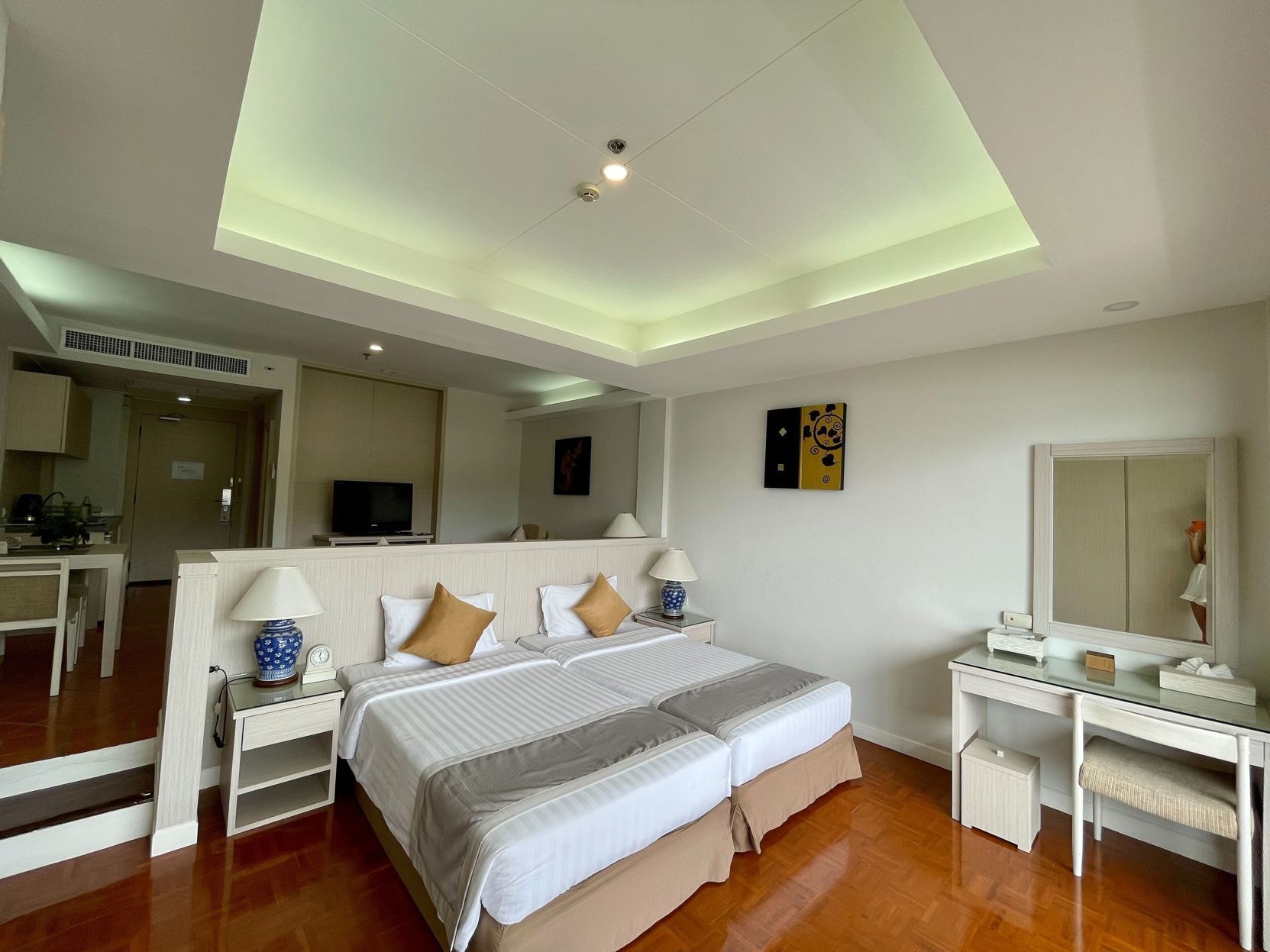 Zimmersafe, Schreibtisch, Verdunkelungsvorhänge, Bügeleisen/Bügelbrett