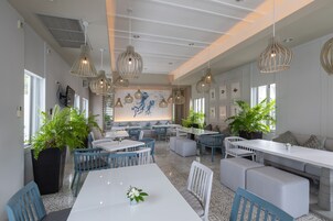 2 restaurantes, se sirve cena, mariscos 