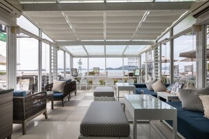 2 restaurantes, se sirve cena, mariscos 