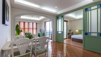 Suite, 1 chambre | Coin séjour | Télévision LCD de 32 pouces avec chaßnes par cùble, télévision