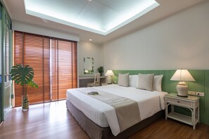 Suite, 1 kamar tidur | Brankas, meja kerja, tirai kedap cahaya, dan setrika/meja setrika