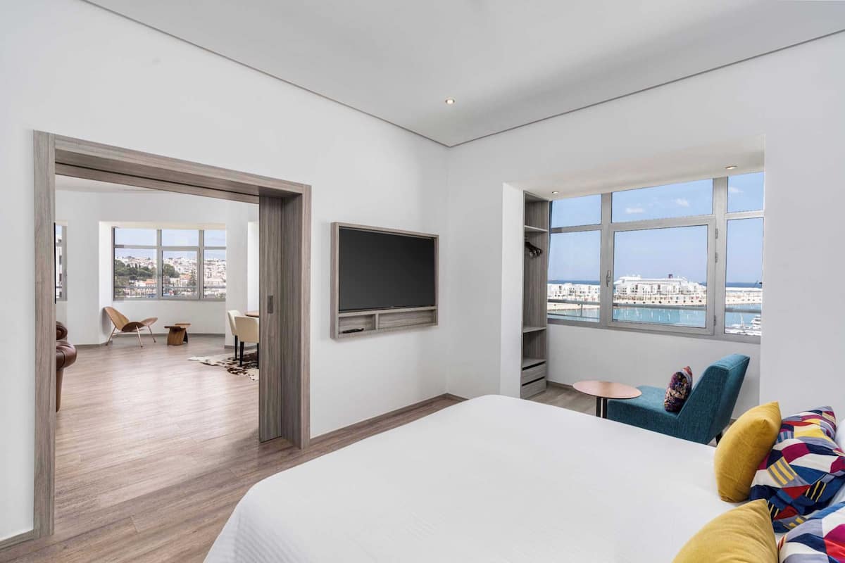 superior suite, pool view | minibar, in-room safe, blackout curtains, soundproofing